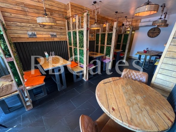 [22AB300] Takeaway/Restaurant +2x 2-Bed[Acc]